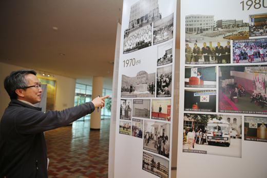 김종우 사무관이 국가인재원에 전시된 사진자료들을 보며 공무원 교육의 역사를 설명하고 있다.