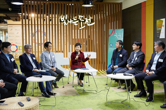 박근혜 대통령이 25일 오전 대전시 유성구 대전창조경제혁신센터를 방문, 해외진출 기업인들과 화상대화를 하고 있다. (사진=청와대)