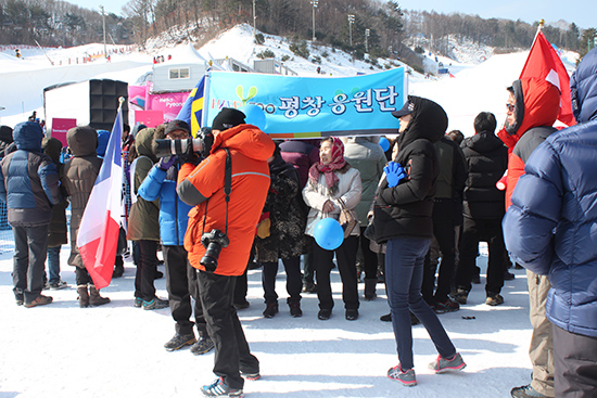 관중석에는 젊은 사람들보다 50대 이상의 장년, 노년층이 더 많이 눈에 띄었다.