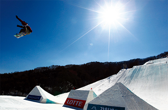 보광 휘닉스파크에서 열린 FIS 스노보드 월드컵에 참가한 선수가 스노보드로 하늘을 날며 묘기를 선보이고 있다.