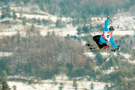 FIS 프리스타일 스키 월드컵에 출전한 선수가 수준 높은 묘기를 선보이고 있다.