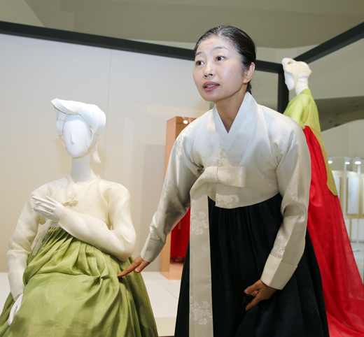 우수문화상품으로 지정된 K드레스를 만든 담연 이혜순 씨가 자신이 만든 한복에 대해 설명하고 있다.