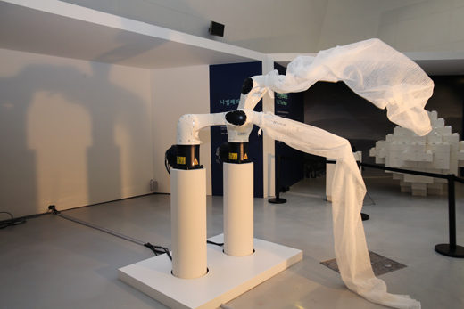 전통문화를 소재로 산업용 로봇이 선보이는 미디어아트 퍼포먼스 ‘나빌레라(로봇 전통 예술 승무 공연)’이 선보였다.