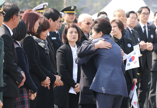 박근혜 대통령과 참석자들이 25일 국립대전현충원에서 열린 제1회 서해수호의 날 기념식을 마친 뒤 유가족을 안아주고 있다. (사진=저작권자(c) 연합뉴스, 무단 전재-재배포 금지)