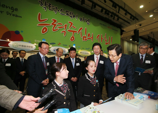 황교안 국무총리가 지난 23일 경기 고양시 일산 킨텍스에서 열린 대한민국 고졸인재 잡콘서트에서 상담 중인 학생들을 만나 격려하고 있다. (사진=저작권자(c) 연합뉴스, 무단 전재-재배포 금지)