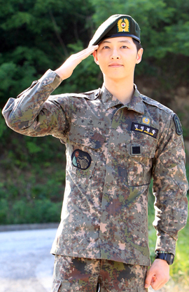 지난해 5월 26일 22사단 수색대에서 군 복무를 마치고 전역한 송중기. (사진=저작권자(c) 연합뉴스, 무단 전재-재배포 금지)
