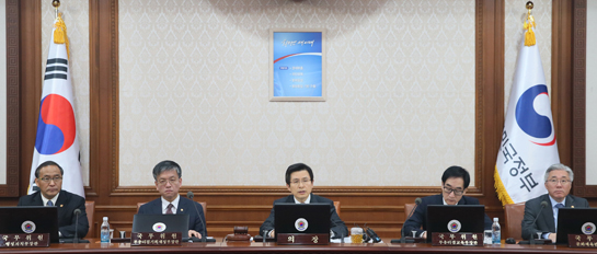 새로운 정부기가 게양된 29일 서울 세종로 정부서울청사 국무회의실에서 황교안 국무총리(가운데)가 국무회의를 주재하고 있다. (사진=저작권자(c) 연합뉴스, 무단 전재-재배포 금지) 