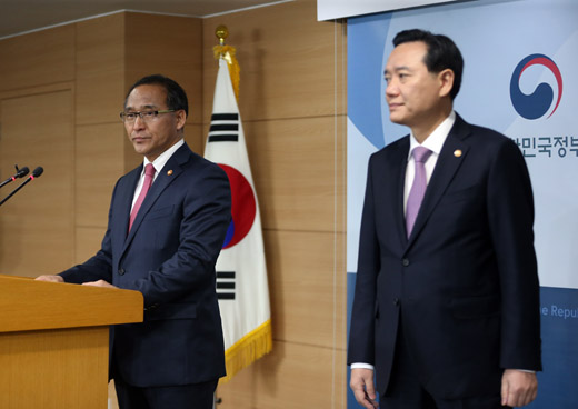 홍윤식 행정자치부 장관과 김현웅 법무부 장관이 30일 서울 세종로 정부서울청사에서 제20대 국회의원선거 관련 행자부, 법무부 공동 명의 대국민담화를 발표하고 있다.(사진=저작권자(c) 연합뉴스, 무단 전재-재배포 금지)