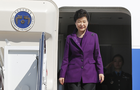 핵안보정상회의 참석을 위해 미국 방문에 나선 박근혜 대통령이 30일 오후(현지시간) 워싱턴 앤드류스 공군기지에 도착, 전용기를 나서고 있다. (사진=저작권자(c) 연합뉴스, 무단 전재-재배포 금지) 