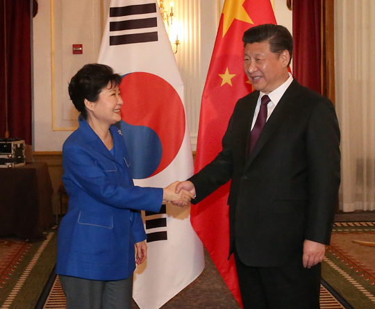 박근혜 대통령과 시진핑 중국 국가주석이 3월 31일 오후(현지시간) 미국 워싱턴 옴니 쇼어햄 호텔에서 열린 한·중 정상회담에서 악수를 하고 있다. (사진=저작권자(c)연합뉴스.무단전재-재배포금지)