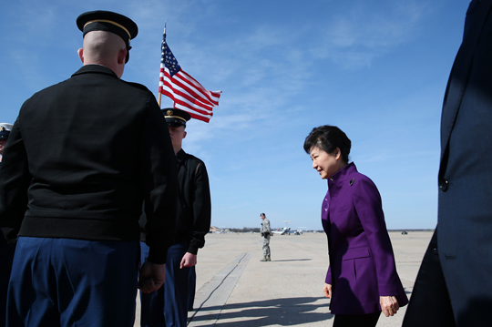 박근혜 대통령이 지난 3월 30일(현지시간) 오후 핵안보정상회의 참석을 위해 미국 워싱턴DC 인근 메릴랜드주 세인트 앤드루스 공군기지에 도착하고 있다. (사진=청와대)