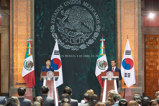 박근혜 대통령과 엔리케 페냐 니에토 멕시코 대통령이 4일 오후(현지시간) 멕시코시티 대통령궁에서 공동 기자회견을 하고 있다.