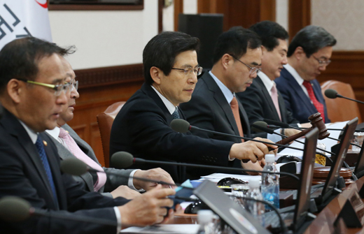 황교안 국무총리가 19일 오전 서울 세종로 정부서울청사에서 열린 서울-세종간 국무회의에서 회의 시작을 알리는 의사봉을 두드리고 있다.(사진=저작권자(c)연합뉴스.무단전재-재배포금지)