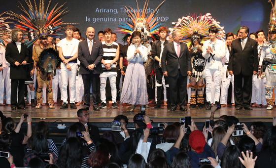 박근혜 대통령이 3일 오후(현지시간) 멕시코시티 메트로폴리탄극장에서 열린 한·멕시코 문화교류 공연에서 인사말을 하고 있다. (사진=저작권자(c)연합뉴스.무단전재-재배포금지)