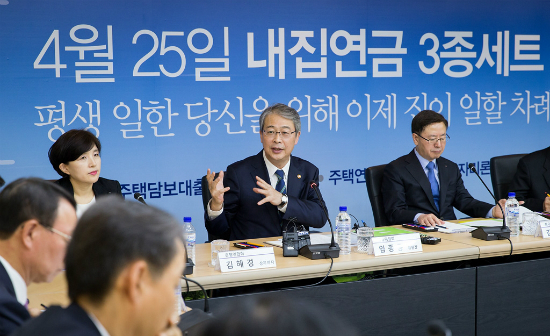 금융위원회는 4월 25일 ‘내집연금 3종 세트’를 출시하고 주택금융공사 전국 지점, 주요 시중은행 전국 지점을 통해 판매를 시작했다.
