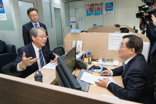 임종룡 금융위원장이 주택금융공사 서울중부지사를 방문해 전문가들로 부터 ‘내집연금 3종 세트’에 대한 의견을 청취하고 있다. 정부는 주택연금 이용 활성화로 가계 부채를 감소시키는 동시에 소비 진작 효과도 있을 것으로 기대하고 있다. 
