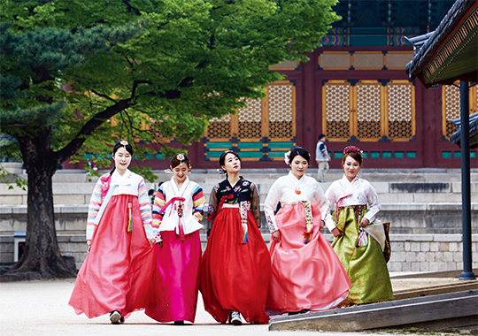 중국인 유학생 5명이 한복을 차려입고 서울 덕수궁을 거닐고 있다.