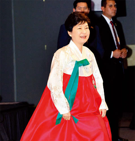 4월 초 멕시코를 방문한 박근혜 대통령은 멕시코 국기 색깔인 초록색, 붉은색이 들어간 한복을 입고 공식 석상에 참석했다.(사진=동아DB)