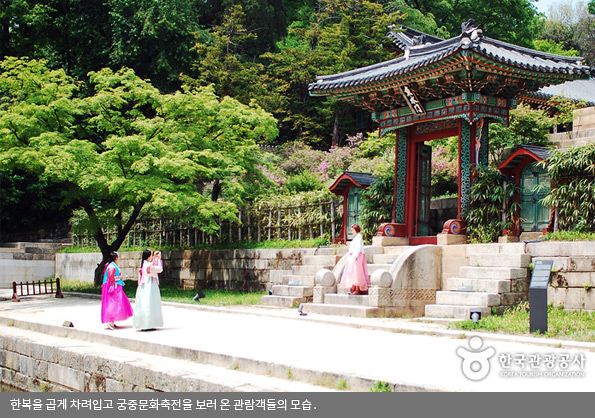 한복을 곱게 차려입고 궁중문화축전을 보러 온 관람객들의 모습