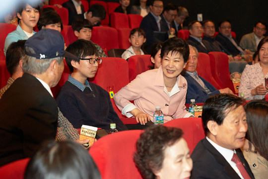 박근혜 대통령이 5일 서울시내 한 영화관에서 영화 ‘태양 아래’를 관람했다. 이 영화는 러시아 영화감독 비탈리 만스키가 만든 북한 실상을 담은 다큐멘터리 영화이다.