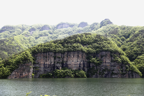 조선 10경중 하나인 화순적벽. 동복댐 건설과 함께 상수원보호구역으로 지정되면서 출입금지 구역으로 지정되었다가 2014년 일반에게 다시 공개됐다. 
