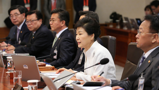 박근혜 대통령이 10일 오전 청와대에서 열린 제19회 국무회의에서 모두발언하고 있다. (사진=저작권자(c) 연합뉴스, 무단 전재-재배포 금지) 