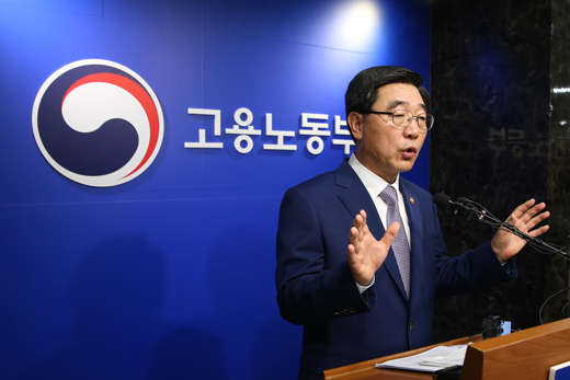 이기권 고용노동부 장관이 12일 오전 정부세종청사 고용노동부 기자실에서 열린 공공부문 성과연봉제 관련 브리핑에서