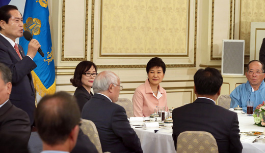 박근혜 대통령이 13일 청와대에서 열린 2016 전국 지방문화원장과의 오찬에서 이경동 한국문화원연합회장의 발언을 듣고 있다. 
