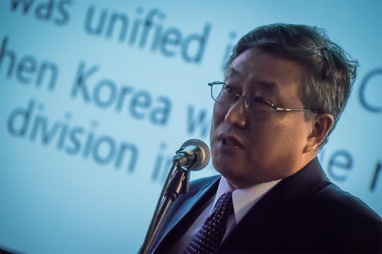 홍지인 대사가 한국문화 특강을 하고 있다.