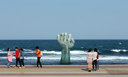 포항 호미곶을 찾은 관광객들이 ‘상생의 손’ 주변을 둘러보고 있다. 