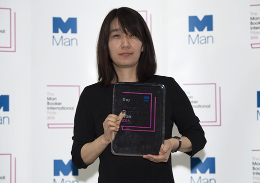 한국인 최초로 맨부커상을 수상한 소설가 한강. (사진=저작권자(c)EPA연합뉴스.무단전재-재배포 금지) 
