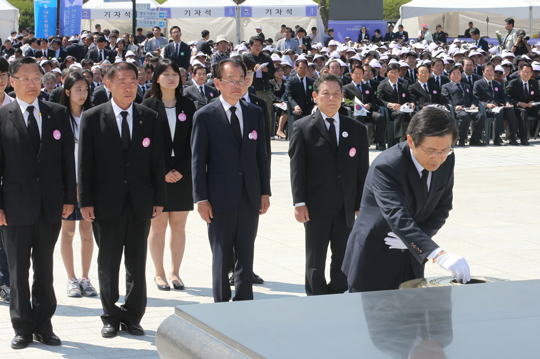 황교안 국무총리가 18일 오전 광주 북구 국립 5·18 묘지에서 열린 ‘5·18 민주화운동 기념식’에서 분향을 하고 있다. (사진=저작권자(c) 연합뉴스, 무단 전재-재배포 금지) 
