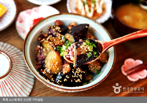 특제 소스에 볶은 신선한 가지덮밥