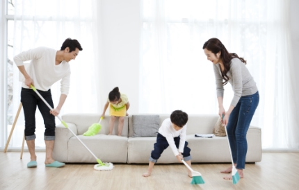 청소를 하고 있는 가족