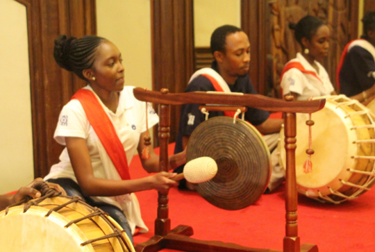 26일 케냐 나이로비에서 개최된 ‘해외 한국문화가 있는 날’ 행사에서 케냐 세종학당 학생들이 한국 민속악기로 구성된 사물놀이를 연주하고 있다.