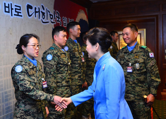 박근혜 대통령이 27일 오후(현지시각) 아디스아바바에서 열린 남수단한빛부대장병 격려행사에서 장병을 격려하고 있다. (사진=저작권자(c) 연합뉴스, 무단 전재-재배포 금지)