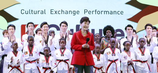  박근혜 대통령은 29일(현지시간)우간다 수도 캄팔라 시내의 한 호텔에서 열린 문화공연 행사에 참석해 