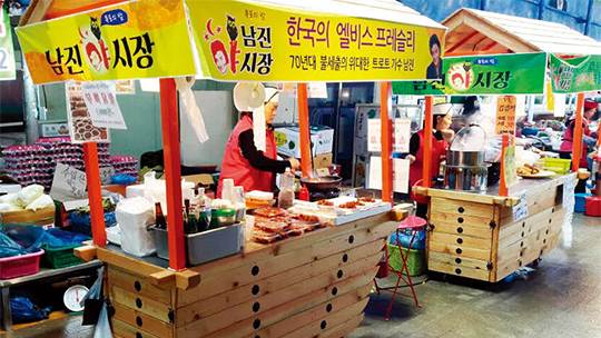 지역 대표 가수인 남진 콘셉트의 목포 남진야시장.