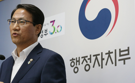 김성렬 행정자치부 차관이 3일 오전 서울 세종로 정부서울청사에서 지방재정개혁 관련 행정자치부 공식 입장을 발표하고 있다. (사진=저작권자(c) 연합뉴스, 무단 전재-재배포 금지)