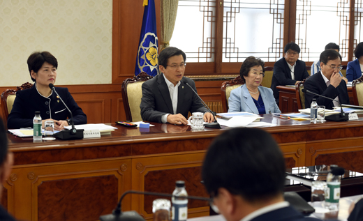 10일 오전 서울 세종로 정부서울청사에서 열린 제3회 양성평등위원회에서 황교안 국무총리가 모두발언을 하고 있다.