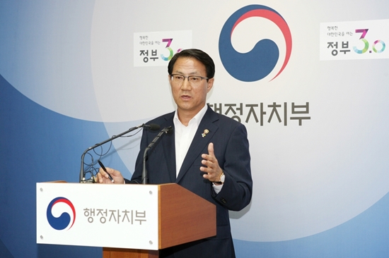 지난 3일 홍윤식 행자부장관이 지방재정개혁안에 대해 발표하고 있다.(사진=행정자치부)