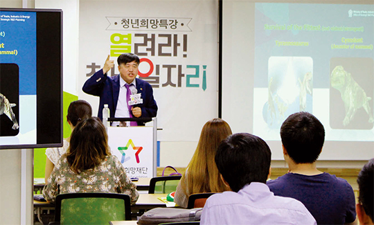 박희재 이사장은 사업 초기 물건 하나를 팔기 위해 100번 미팅하고, 650번 이메일을 쓴 일화를 들려주며 두드리면 반드시 문이 열린다고 강조했다.(사진=청년희망재단)