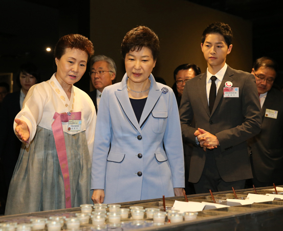 지난 4월 개관한 K스타일 허브에서 박근혜 대통령이 관광홍보대사 배우 송중기 등과 함께 전시관을 둘러보고 있다. <저작권자(c) 연합뉴스, 무단 전재-재배포 금지>