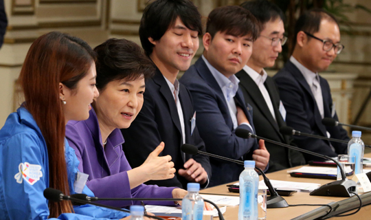 박근혜 대통령이 17일 청와대에서 열린 문화관광산업 경쟁력 강화회의에서 모두발언을 통해 관광산업에서의 친절콘텐츠를 강조하고 있다. (사진=저작권자(c) 연합뉴스, 무단 전재-재배포 금지) 