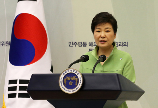 박근혜 대통령이 22일 청와대에서 열린 민주평통 해외자문위원과의 통일대화에서 인사말을 하고 있다. (사진=저작권자(c) 연합뉴스, 무단 전재-재배포 금지)