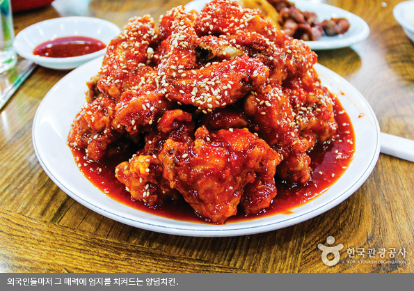 외국인들마저 그 매력에 엄지를 치켜드는 양념치킨
