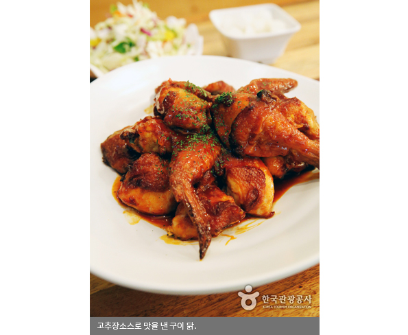 고추장소스로 맛을 낸 구이 닭
