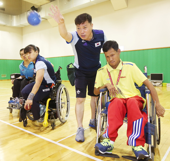 지난해 KPC 개발도상국 초청 장애인스포츠 개발캠프에서 참가자가 보치아를 체험하고 있다. (사진=대한장애인체육회)