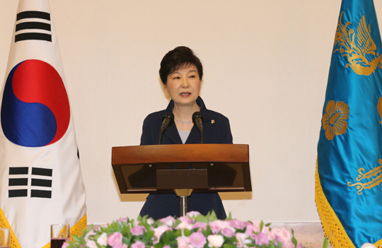 박근혜 대통령이 23일 청와대에서 열린 전군 주요지휘관 격려 오찬에서 인사말을 하고 있다. (사진=저작권자(c) 연합뉴스, 무단 전재-재배포 금지)