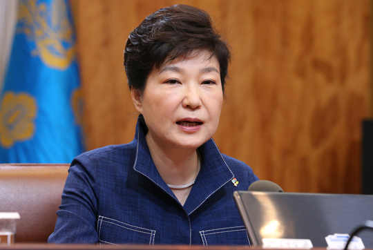 박근혜 대통령이 27일 청와대에서 열린 수석비서관회의에서 모두발언하고 있다. (사진=저작권자(c) 연합뉴스, 무단 전재-재배포 금지) 
